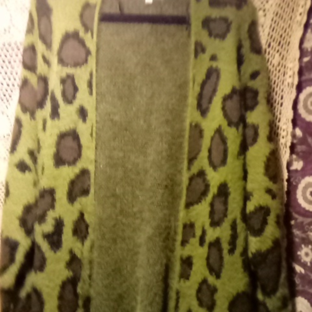 Umgee olive green Cheetah print longer cardigan sweater 1xl very nice